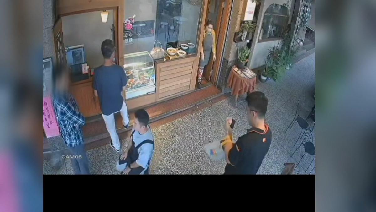 顧客竟丟紙條下牛肉麵碗!店家被逼跪地求饒,監視器全錄下。(圖/店家提供)