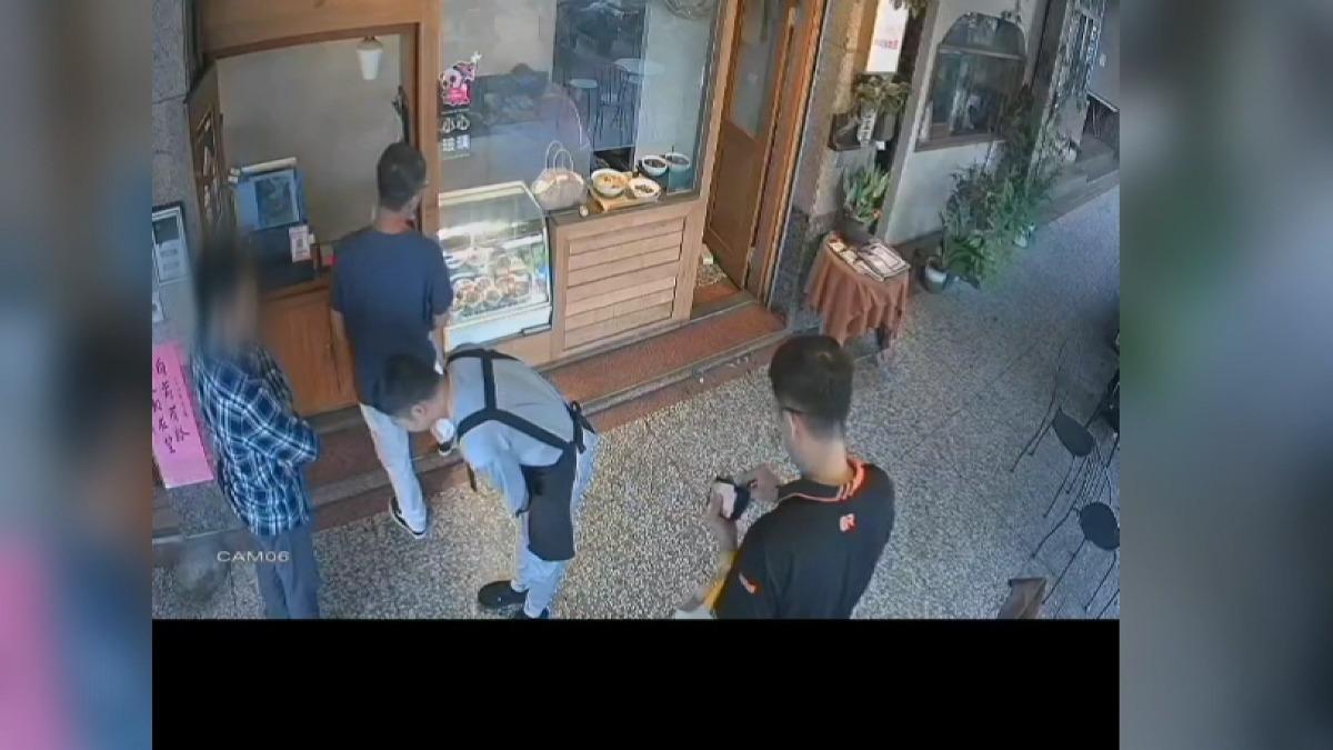 男顧客牛肉麵放紙條,老闆下跪仍遭敲詐。(圖/店家提供)
