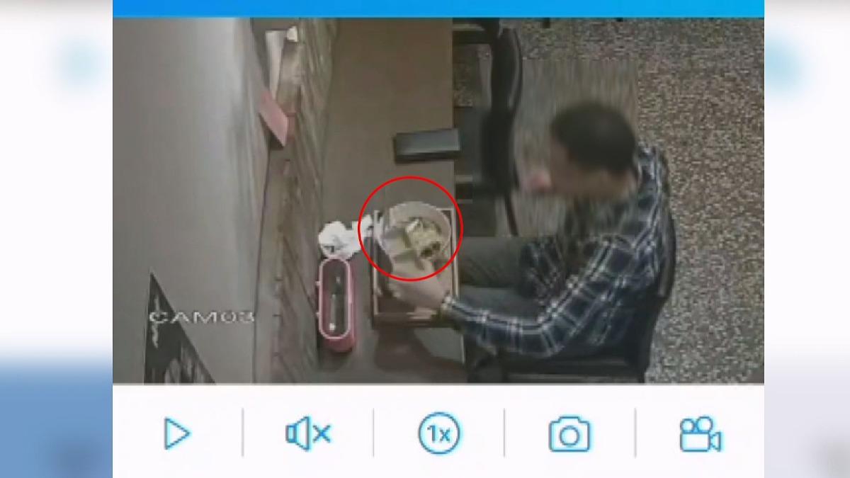 男自導「異物」恐嚇索賠,監視器畫面揭穿真相。(圖/店家提供)