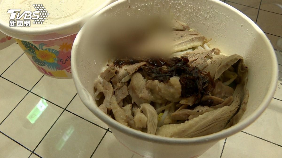 台中鵝肉麵驚見「黑色巨蟲」!顧客嚇壞拒吃 老闆曬監視器反擊。(圖/TVBS)