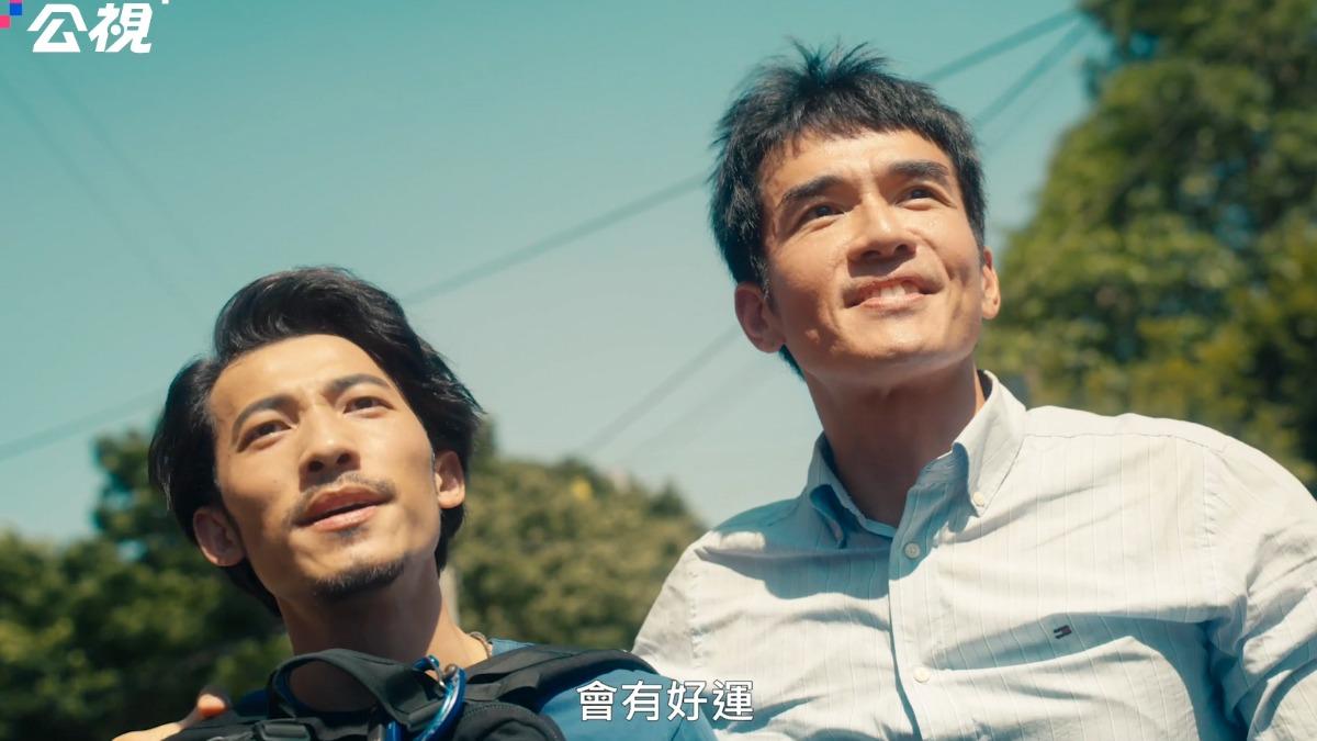 有拜有保佑!連炳發、楊一展大甲遶境「鑽媽祖轎底」 雙雙封金鐘