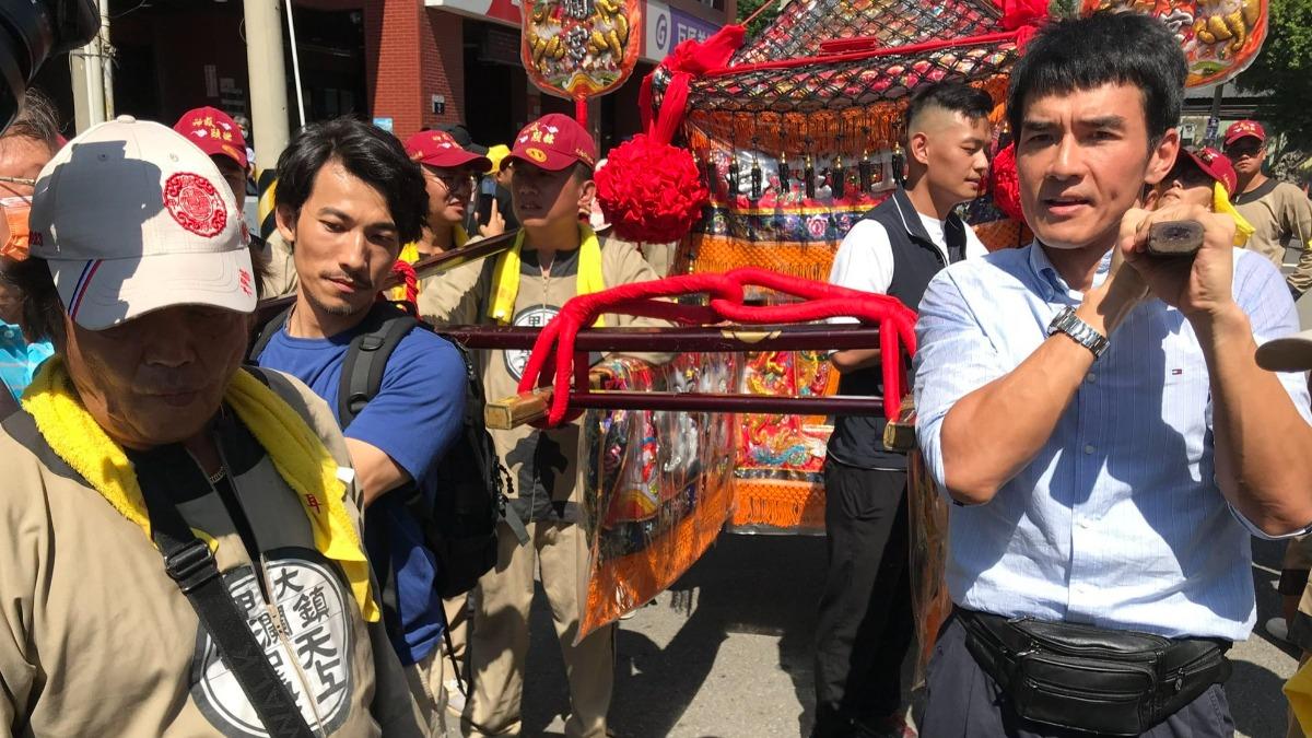 連炳發(左)與楊一展(右)祈求拍攝順利。(圖/《大甲媽祖ㄅㄜˊ 讚》粉絲專頁提供)