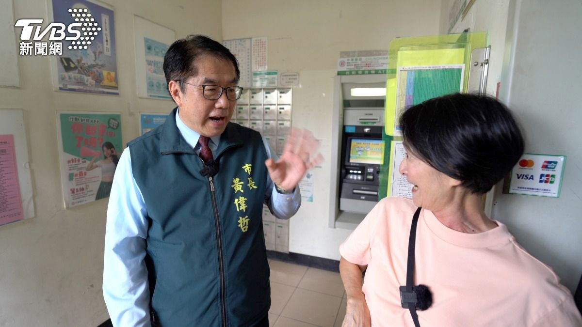 台南市長黃偉哲將「防詐科技」融入提款機系統。(攝影/柯勝雄)