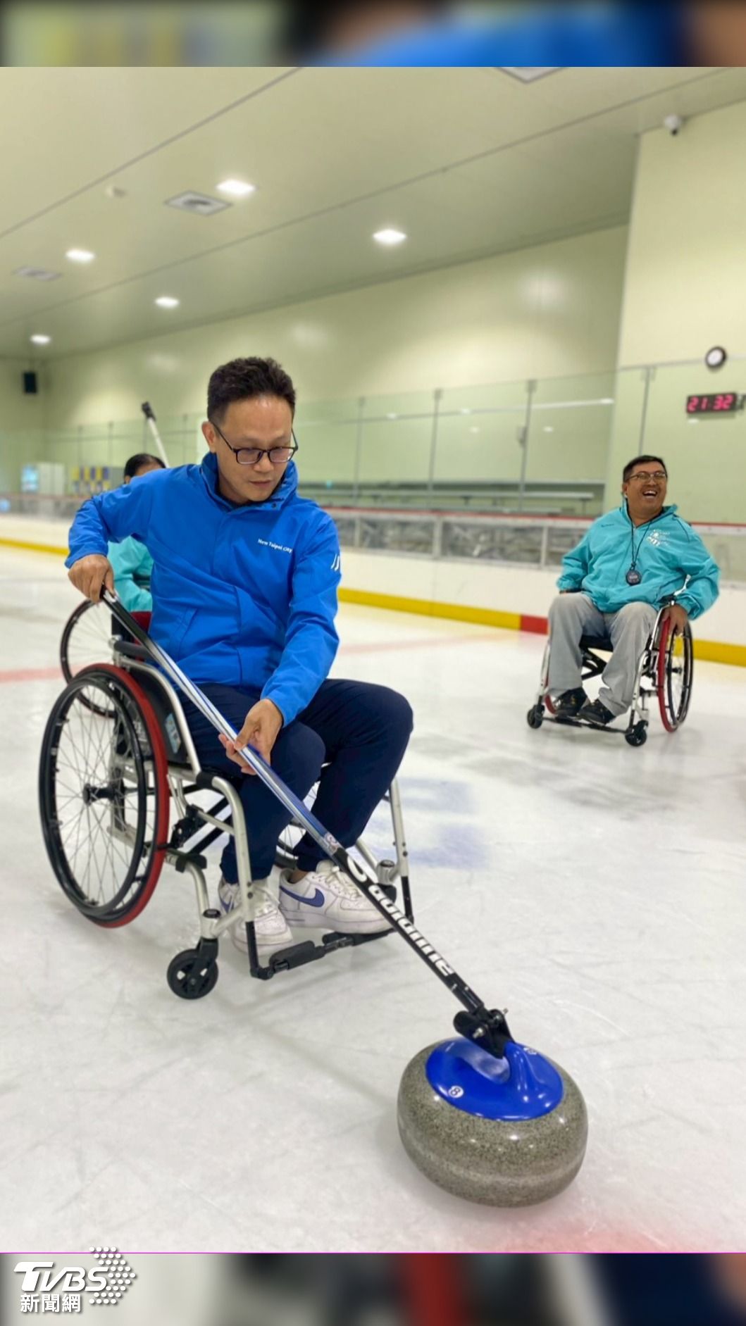 雅典奧運跆拳道銀牌黃志雄,首度坐上輪椅嘗試冰壺運動,笑喊「比踢人還難!」(圖/洪佳君議員提供)