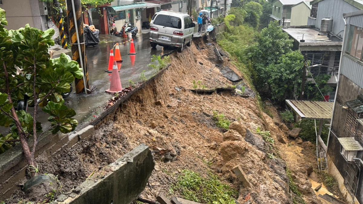 三峽二鬮路道路崩塌。(圖/TVBS)