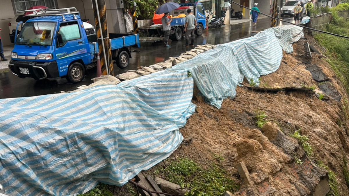 三峽二鬮路道路崩塌。(圖/TVBS)