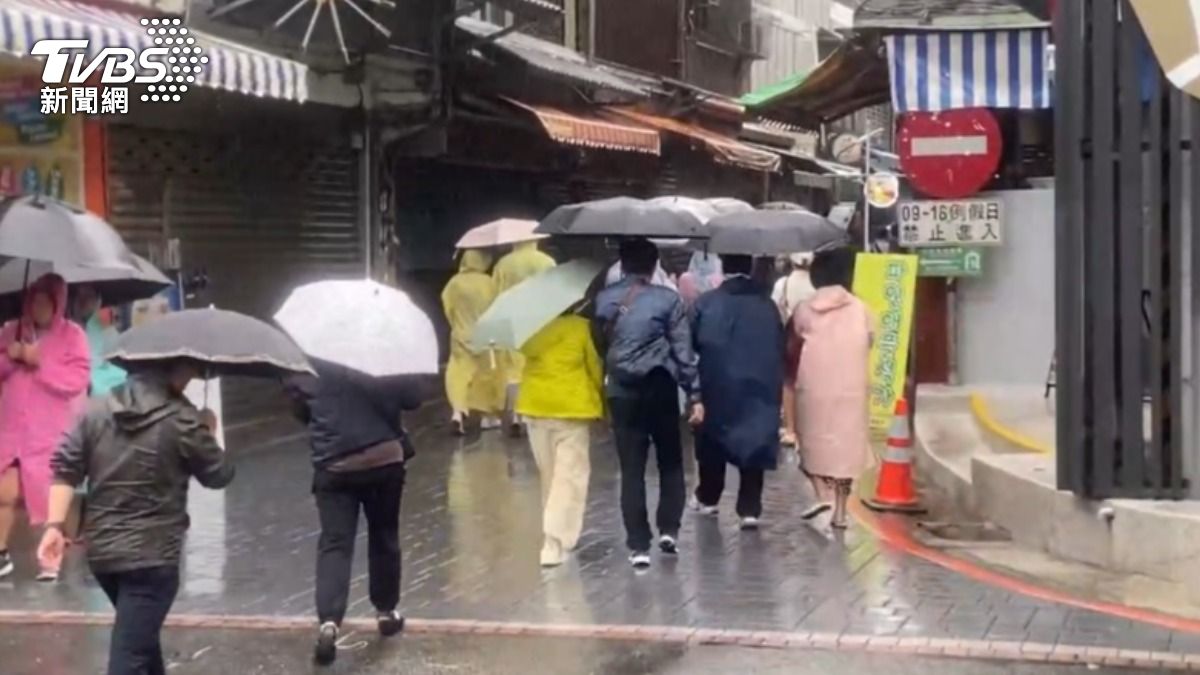 十分老街還有許多遊客撐傘逛街。(圖/TVBS)