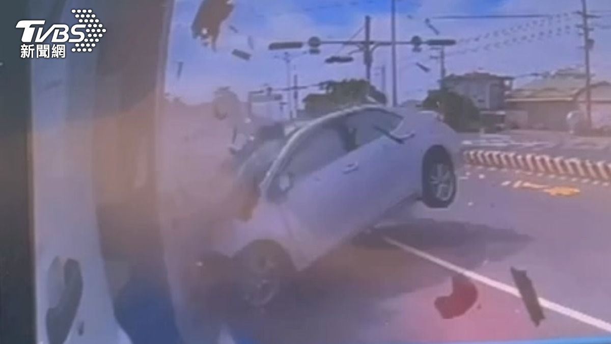 小客車高速撞上停在路邊的大車,強大的撞擊力道,整輛自小客車瞬間變成了飛車,彈了起來(圖/民眾提供)