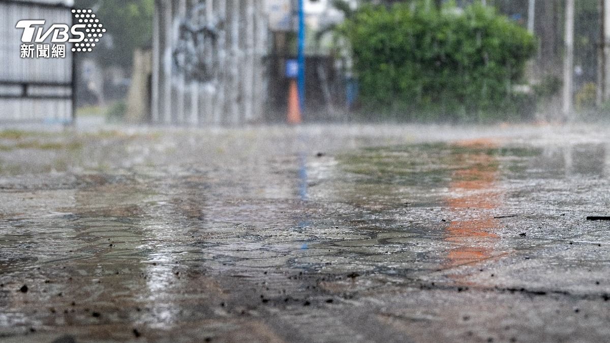 新北暴雨釀災!淡水坪頂路邊坡土石滑落 雙向道路暫封緊急搶通中