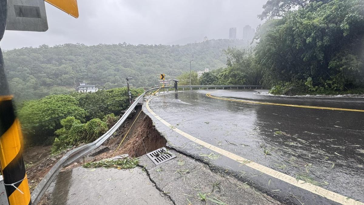 淡水坪頂路驚傳邊坡坍方　警急到場「道路雙向封閉」