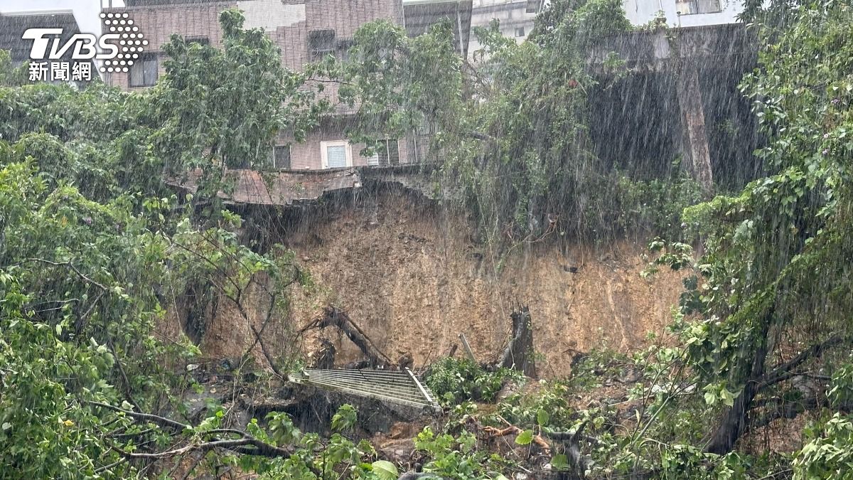 暴雨不斷,新北市汐止山區,一共有四處土石坍塌。 (圖/TVBS)