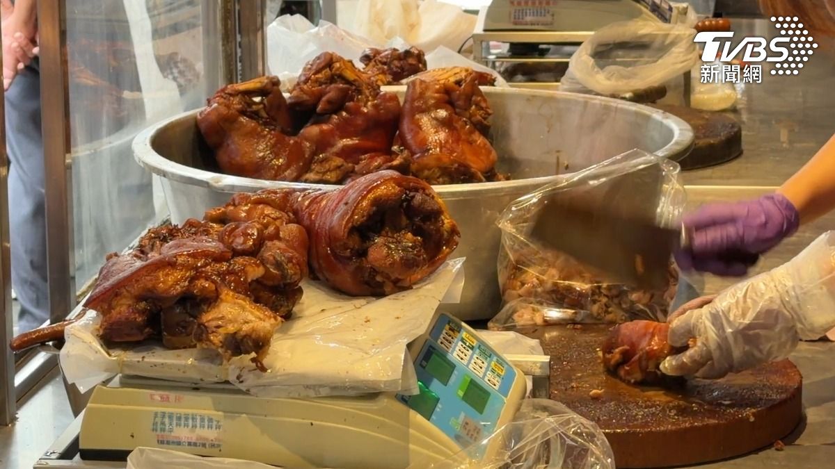 業部限制禁止屠宰5天的豬，消息一傳出，許多名店紛紛擔憂受到影響，屏東萬巒豬腳一條街，店家備量大多還有2個禮拜，禁宰令若延長恐斷貨（圖／TVBS）