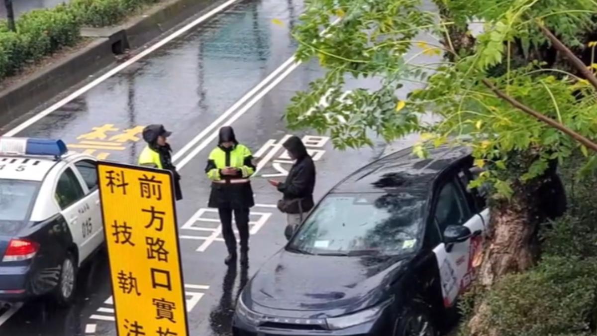 多元計程車失控自撞，女乘客遭拋飛死亡。（圖／TVBS）