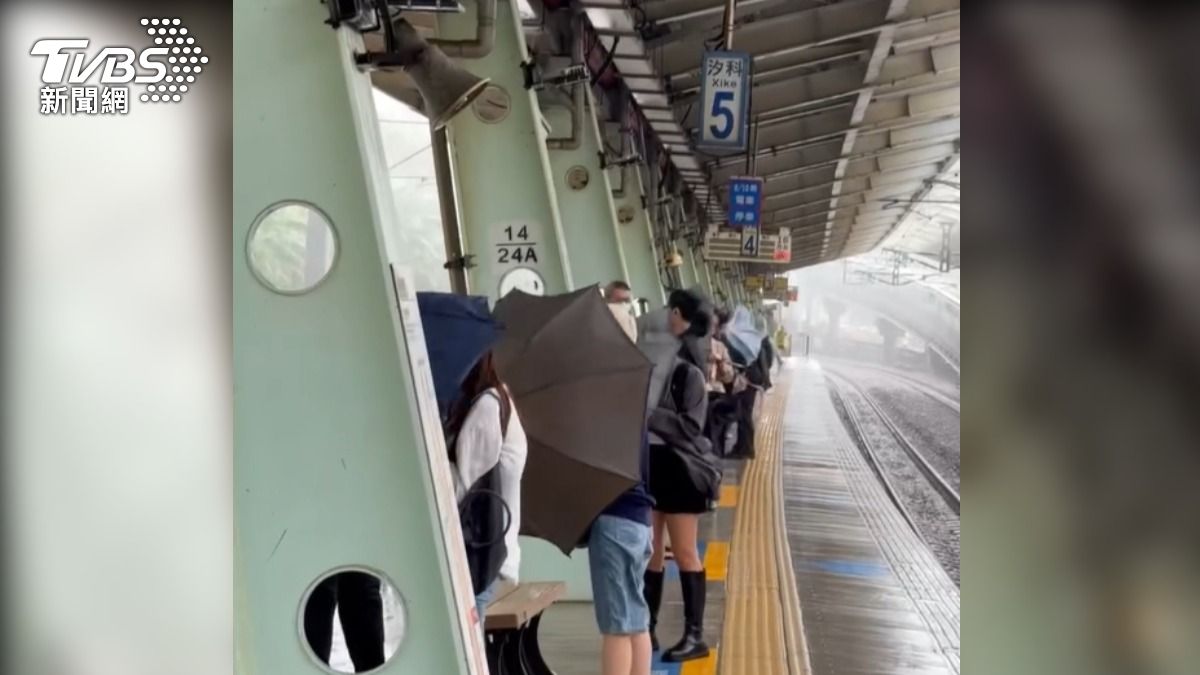 旅客在汐科站月台撐傘等車。(圖/翻攝Threads@xinruchen)