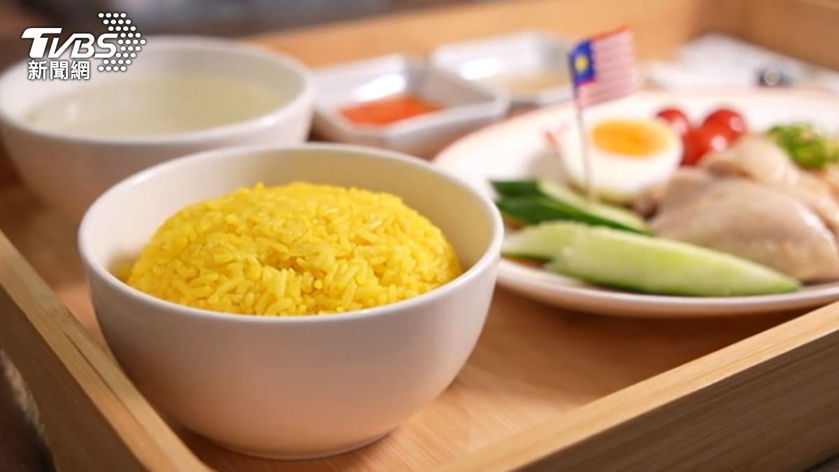 星馬料理常見薑黃飯。(圖/TVBS)