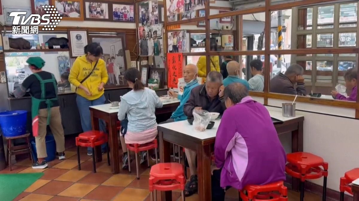 顧客認為不能讓豬瘟擴大,人民應該配合。(圖/TVBS)