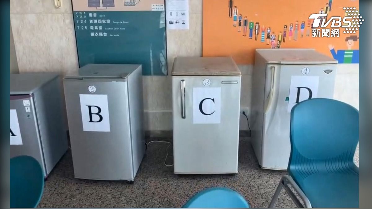 學生反應說，每一層只有4台公用小冰箱，但卻有近百人共用，根本不夠用（圖／TVBS）
