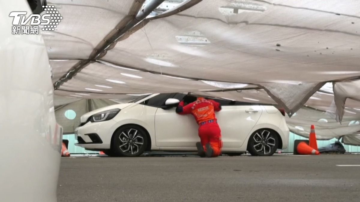 鷹架砸白車，駕駛受困「黃金三角」保命。(圖／TVBS)