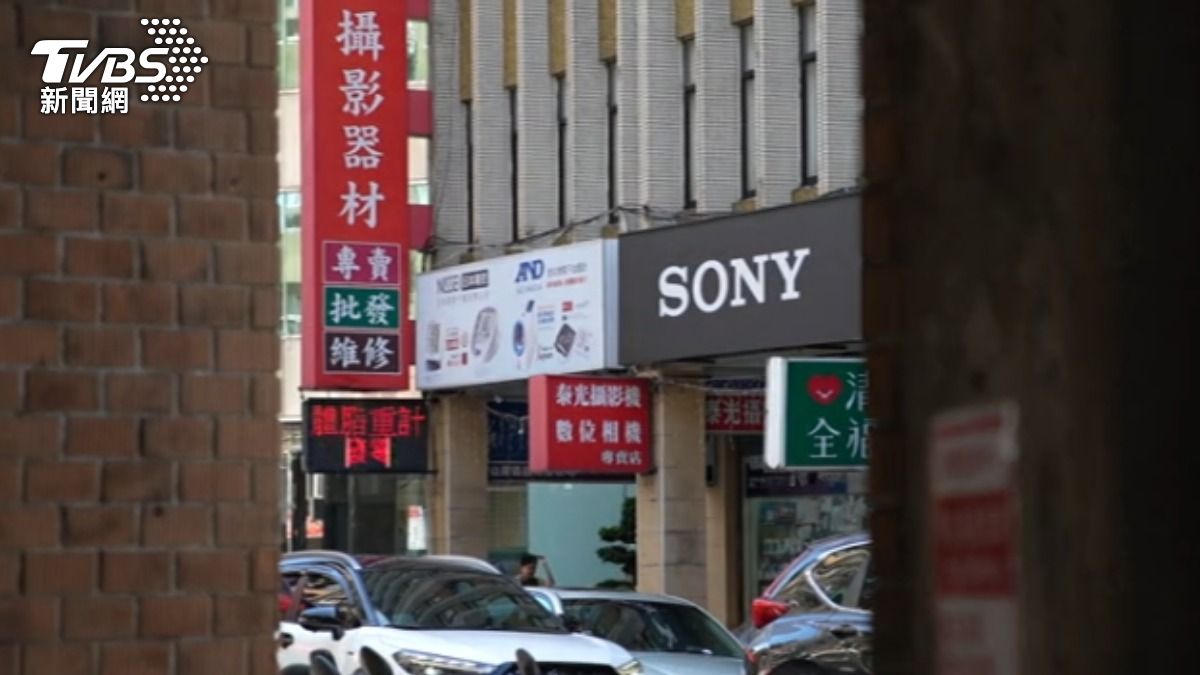 手機崛起相機街難撐,文化結合攝影尋新出路。(圖/TVBS)