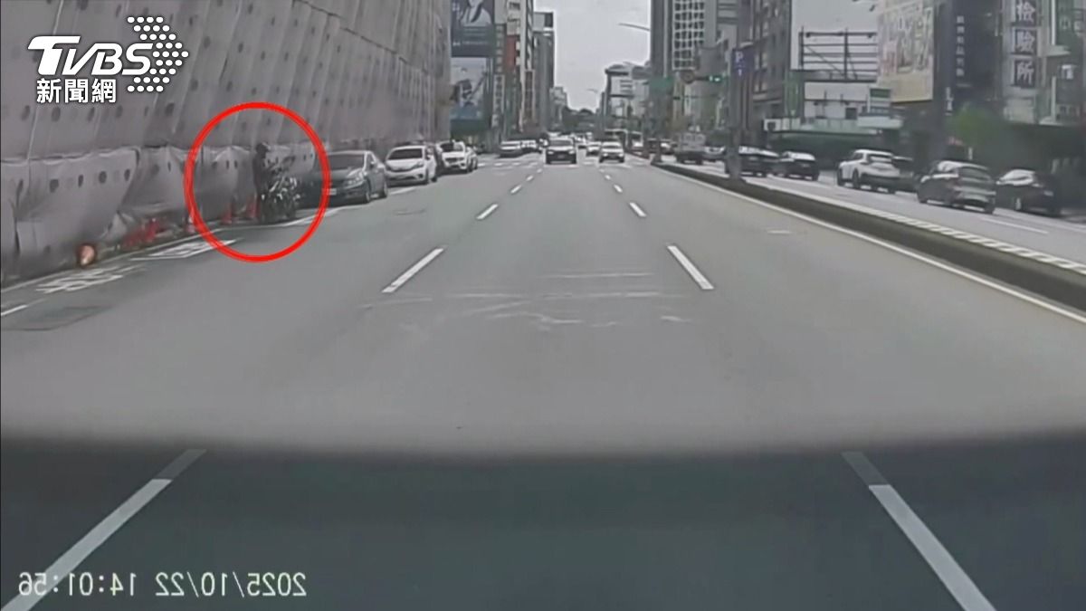 事故發生時，鷹架旁的機車停車格站著一名男子，也被鷹架壓到。(圖／TVBS)
