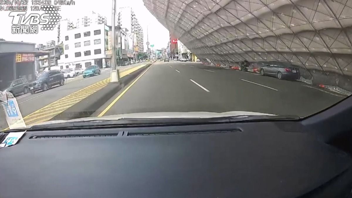 工地鷹架突崩塌壓車！駕駛險成「活棺材」，僅輕微頭暈逃死劫。(圖／TVBS)