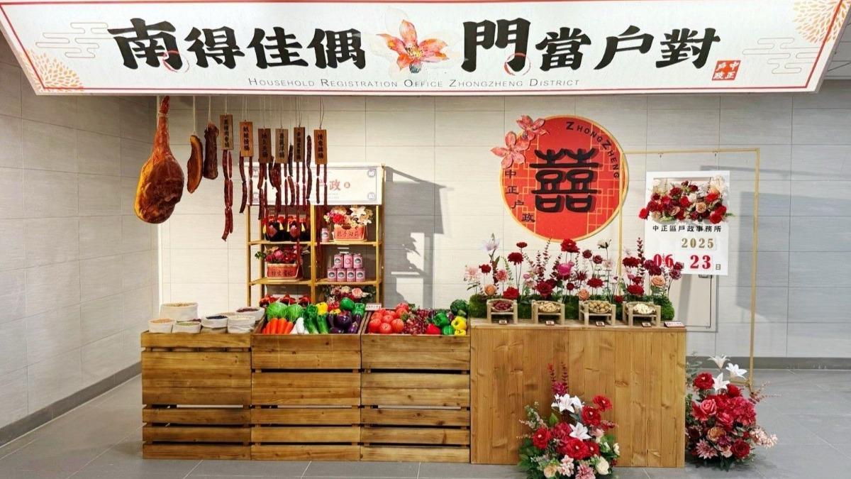 罐頭塔+花籃！戶政結婚拍照背板「太莊嚴」　網看傻：像靈堂