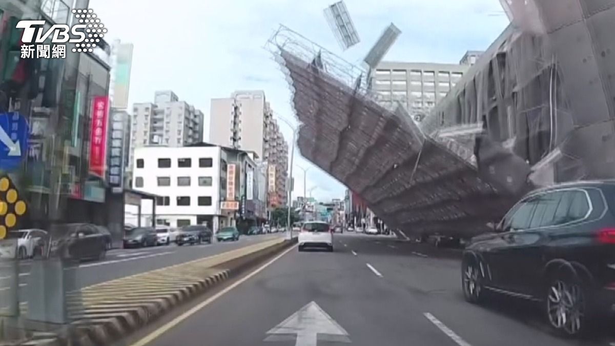 中央市場改建工程鷹架倒塌瞬間。 (圖/TVBS)