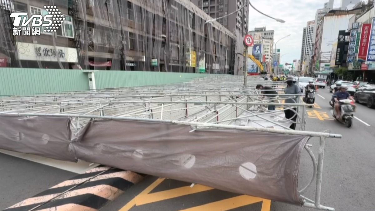 超過4層樓鷹架倒塌,佔據全線車道。 (圖/TVBS)