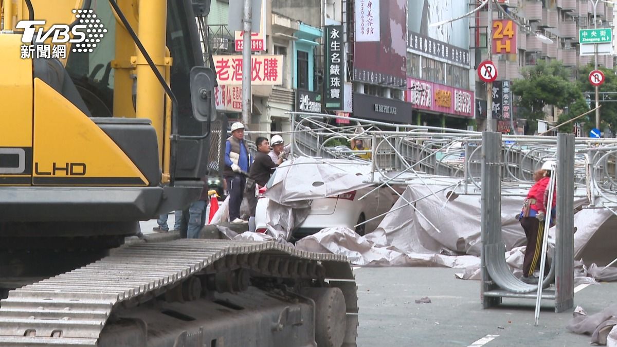市府人員與土木技師公會勘查現場。 (圖/TVBS)