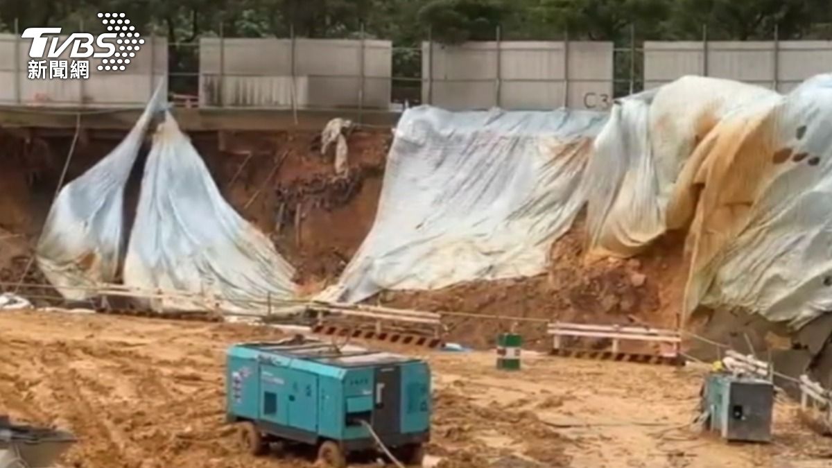 桃園連日豪大雨,龜山兩處社宅工地崩塌。(圖/TVBS)