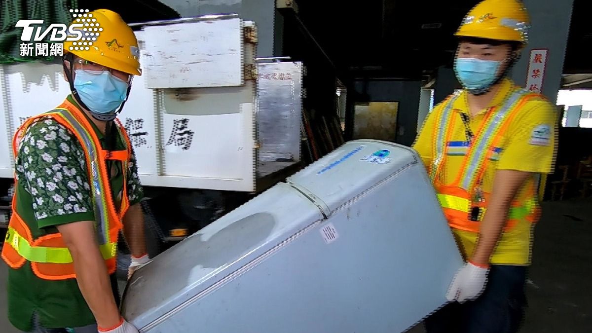 員工搬運廢棄電冰箱(圖／ＴＶＢＳ）