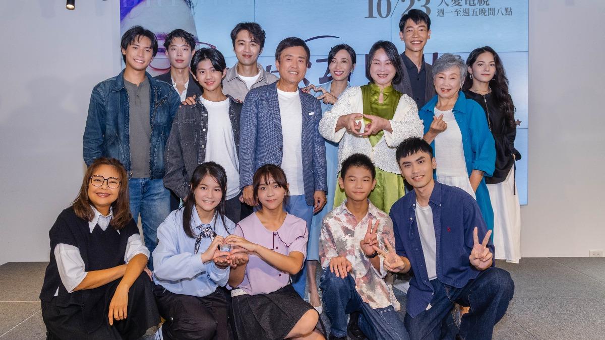 謝展榮(左起)、黃信赫、陳少卉、吳政勳、檢場、潘奕如、陸小芬、李國強、陳季霞、陳垣希、林嘉俐、黃品瑜、陳昭妃、洪君昊、楊明鴻主演。(圖/大愛提供)