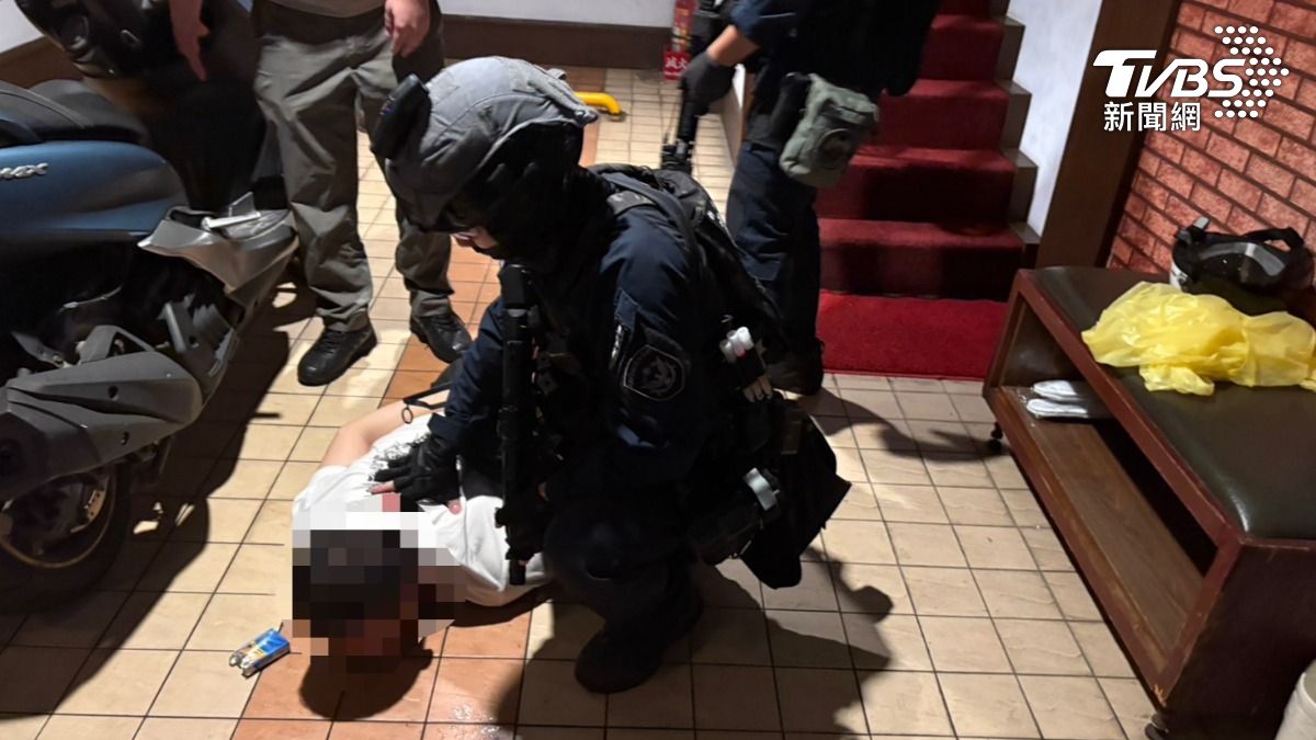 警方掌握嫌犯駕車逃逸路線，循線追查犯嫌躲藏於三重區某汽車旅館內，會同霹靂小組攻堅將涉案3名男子逮捕。（圖／TVBS）