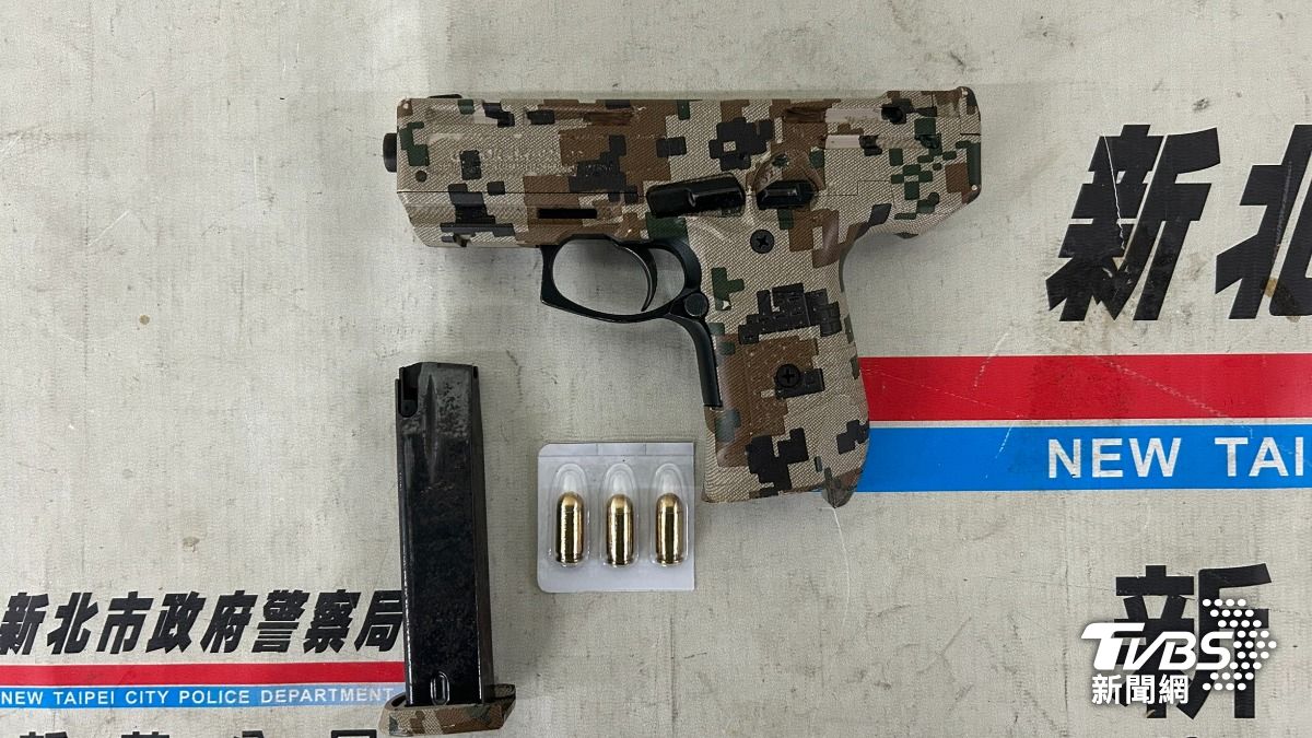 嫌犯疑因與死者積怨已久，於22日晚間駕車尾隨李男至新莊中環路三段，趁其下車時持槍近距離射擊後逃逸。（圖／TVBS）