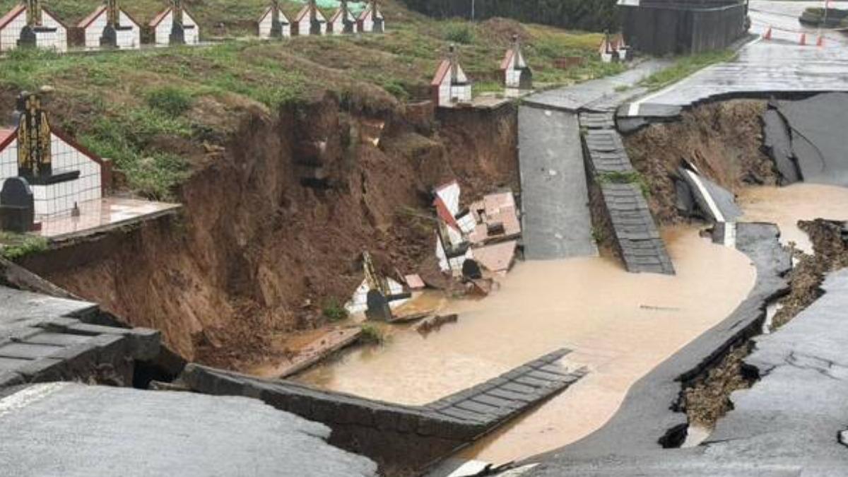 雨炸北台!蘆竹生命紀念園區塌出大坑 棺材外露、墓碑泡水中