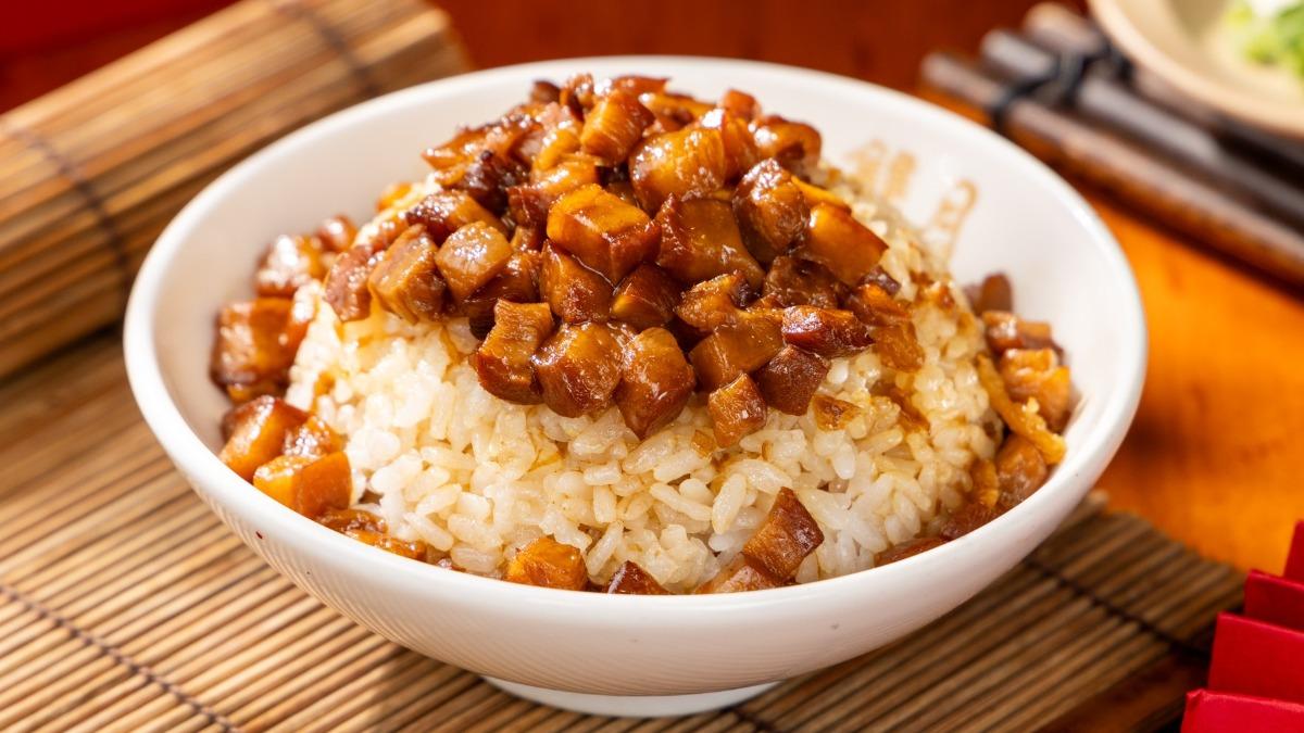 雙月食品公告，今起暫停販售滷肉飯。（圖／翻攝自雙月食品社臉書）