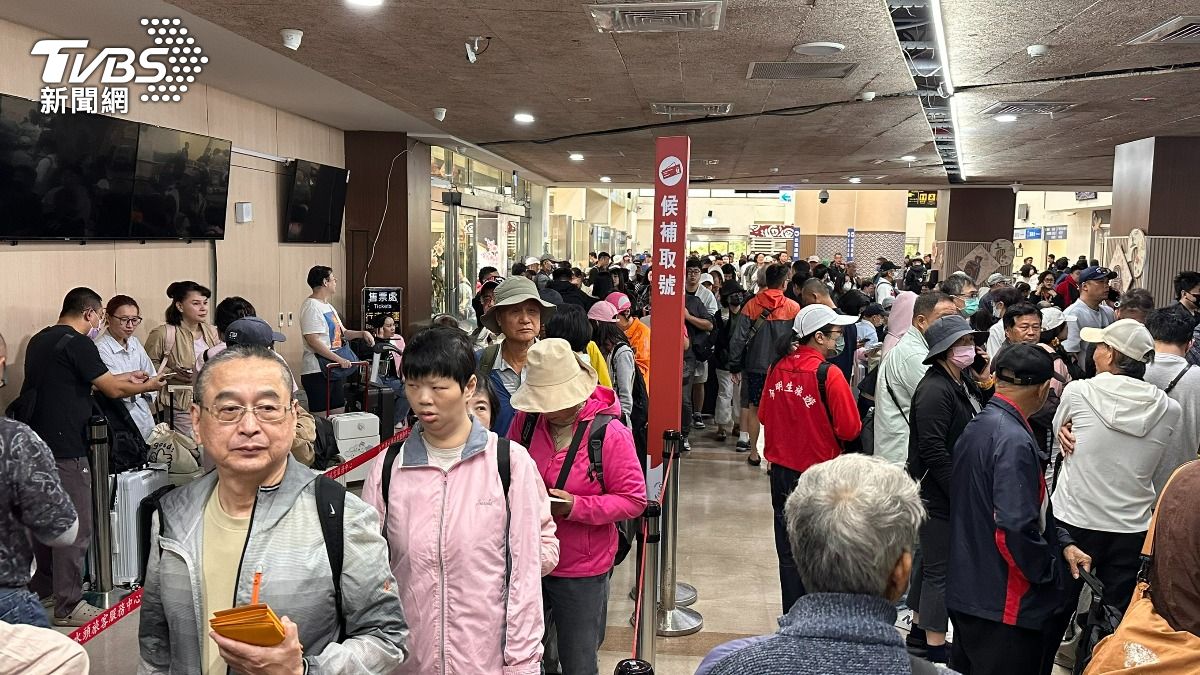 現場上千旅客排候補希望能搭上船班。(圖/程子奕攝)