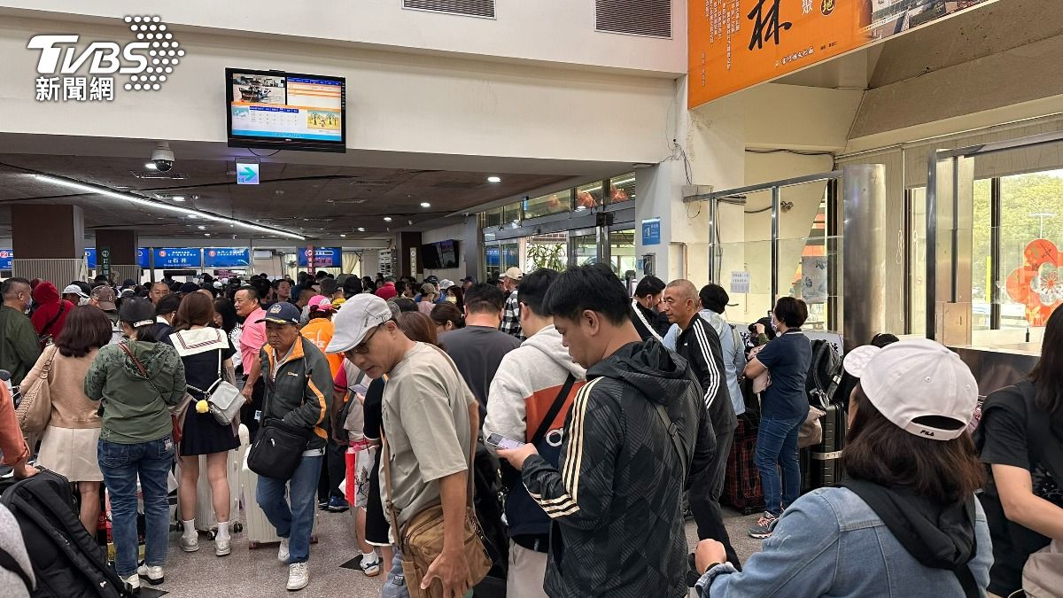 上午公告復航,隔一小時又再度公告下午停航。(圖/程子奕攝)