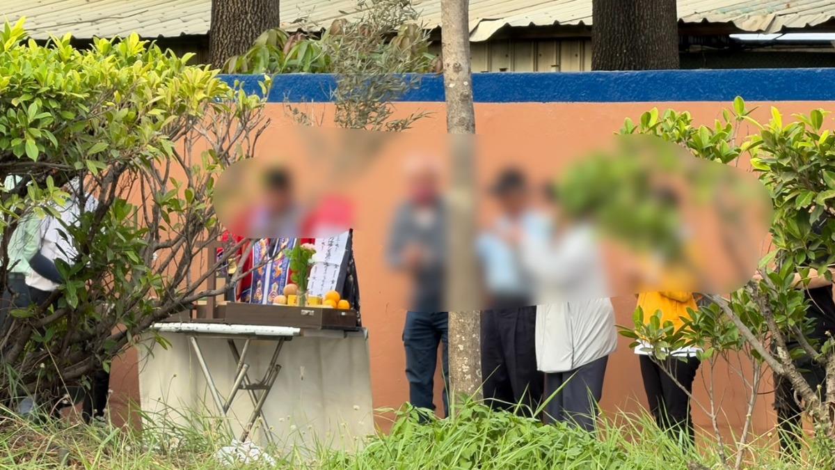 家屬與道士在事發地進行招魂儀式,現場哭聲不斷。(圖/民眾提供)