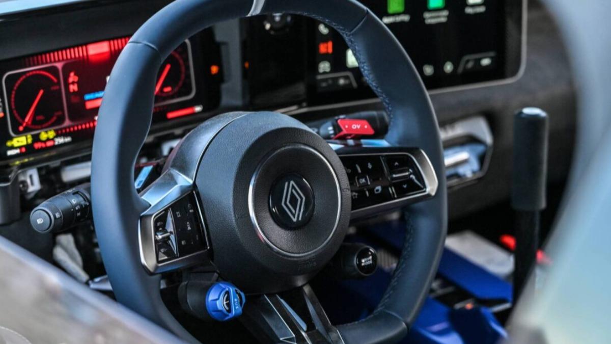 Renault 5 Turbo 3E內裝採用復古元素打造,並採用碳纖桶椅、六點式安全帶等競技設定。(圖/Renault)