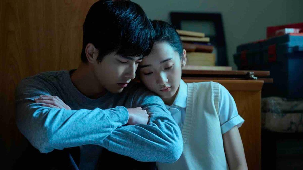 曾敬驊(左)、李沐主演《如果我不曾見過太陽》。(圖/Netflix提供)