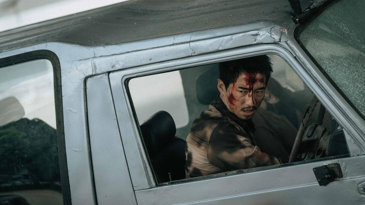 傅孟柏每天花3小時上傷妝,笑稱「還嫌虐得不夠」。 (圖/Netflix提供)
