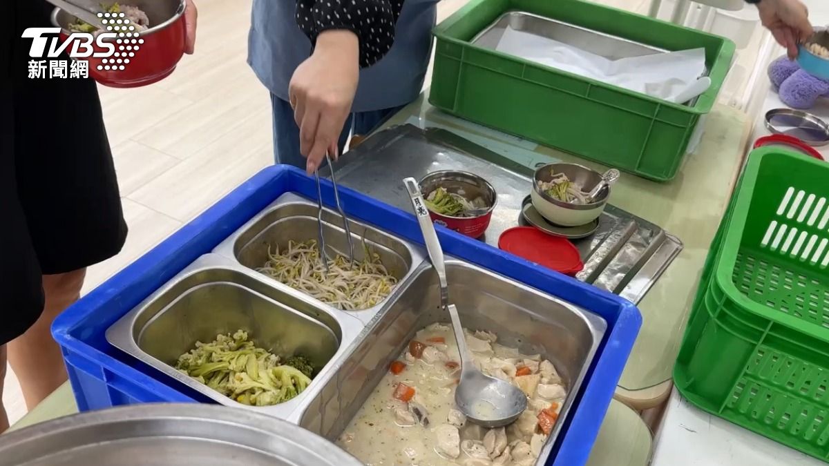 學校營養午餐,肉品使用量大,面對非洲豬瘟,肉類會做滾動式調整,以確保師生的食品安全。(圖/TVBS)