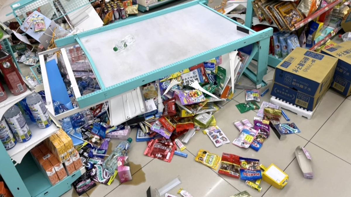 超商男怒砸店!翻倒桌櫃「損失80萬」 警揭洩憤真相 。(圖/店家提供)