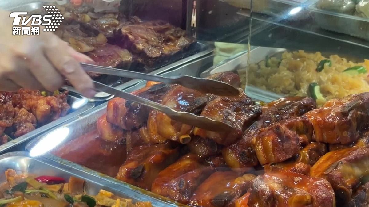 南門市場熟食攤「億長御坊」豬肉產品照常供應，業者透露因為本來重陽節前夕備貨量都會比較多，因此目前沒有受到影響。（圖／TVBS）