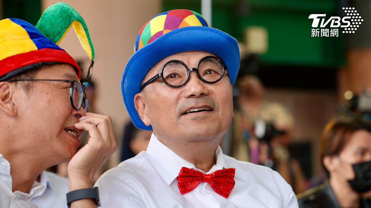 新北市長侯友宜，戴著「紅色啾啾」、圓圈眼鏡與馬戲團帽出席。（圖／華子琛攝）