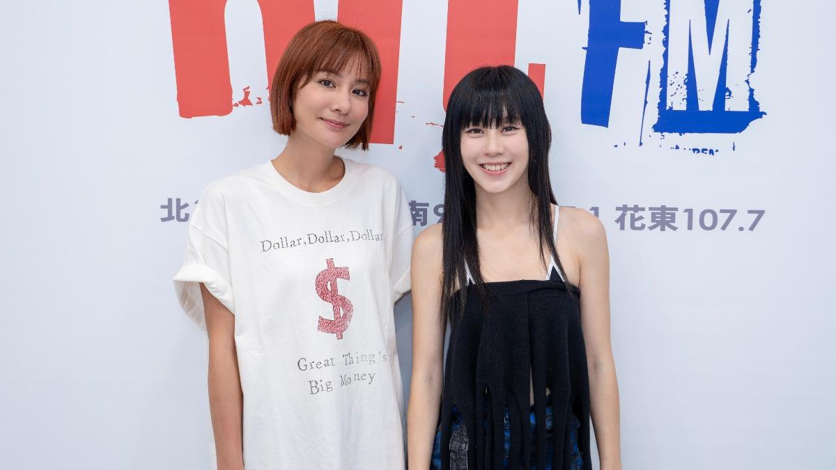 白安和莎莎暢聊旅遊心得。(圖/Hit Fm聯播網提供)