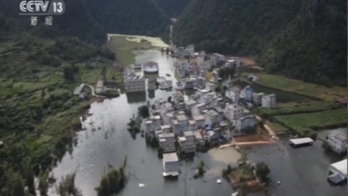 自9月起,廣西百色市連續遭到三個颱風侵襲,多個村莊被淹成孤島。(圖/大陸央視)