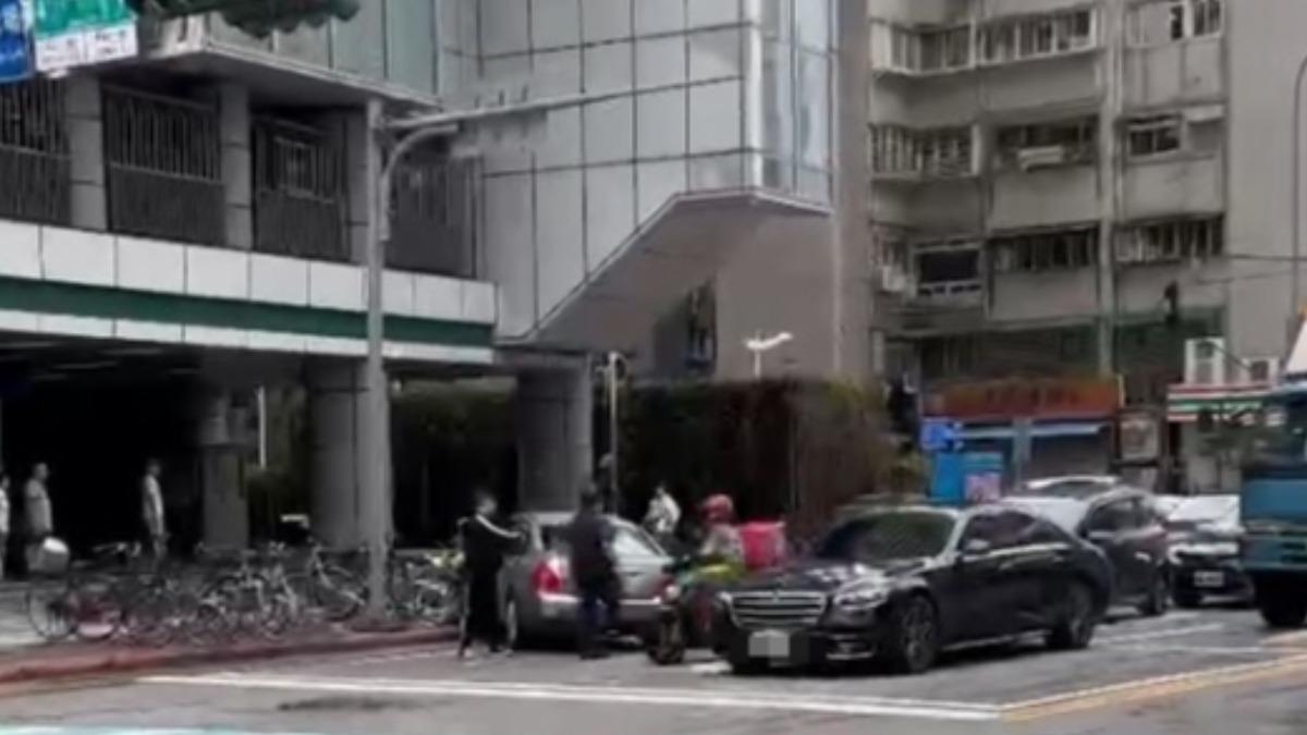 車輛一路往前滑行，最終撞上大坪林站外的人行道。（圖／翻攝畫面）