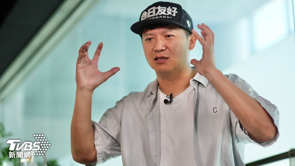 陳禹勳接受TVBS新聞網《鞋來開箱》專訪,暢談職棒心路歷程。(圖/區國強攝)